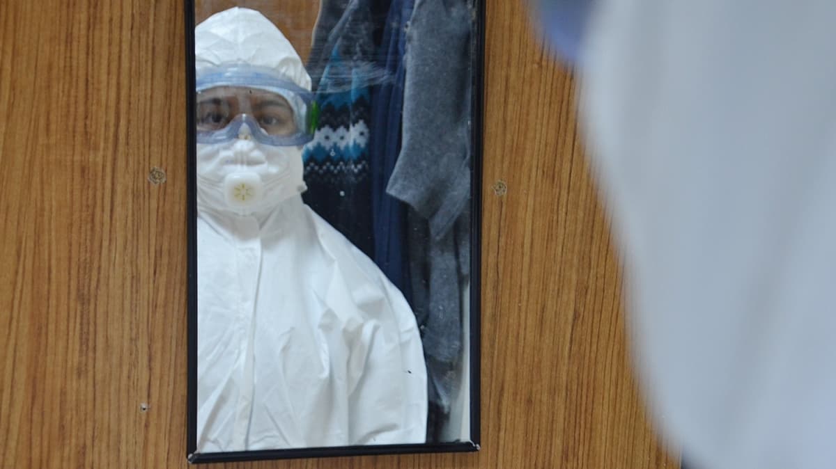 Koronavirs atlatan salk alanlar grevlerinin bana geri dnd