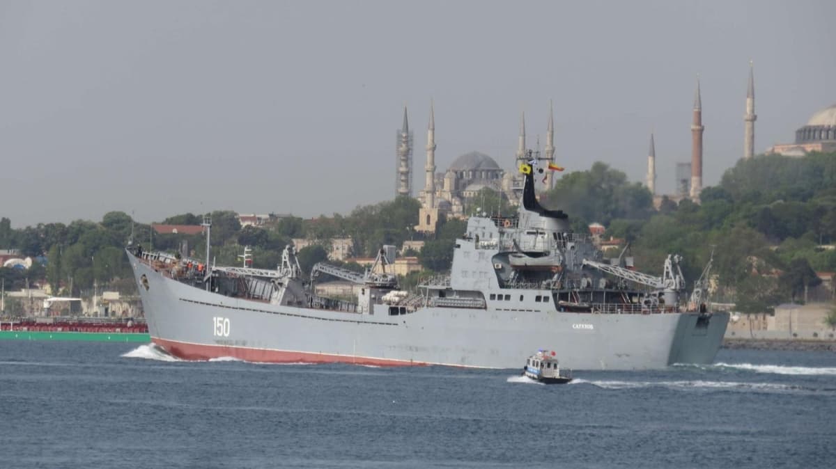 Rus sava gemisi stanbul Boaz'ndan geerek Marmara Denizi'ne ald