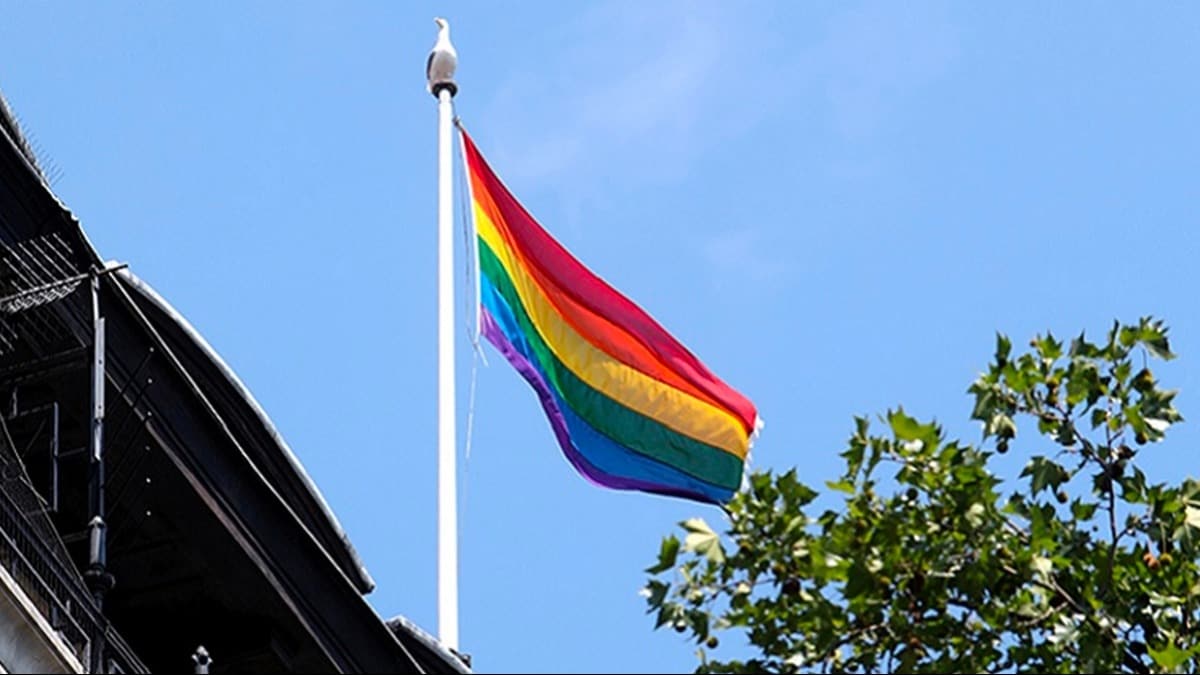 O lkede LGBT bayrana sert tepki: 'En ksa zamanda o bayra aa indirin ve zr dileyin'
