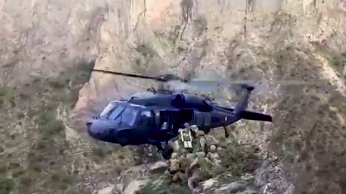 Kahraman helikopter pilotunun kayalklardaki Mehmetii tek tekerle tahliyesi nefes kesti