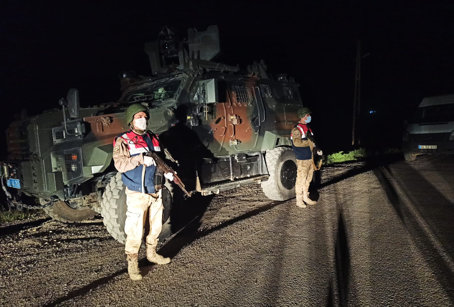 Y�ksekova'da bir k�y giri� ��k��a kapat�ld�