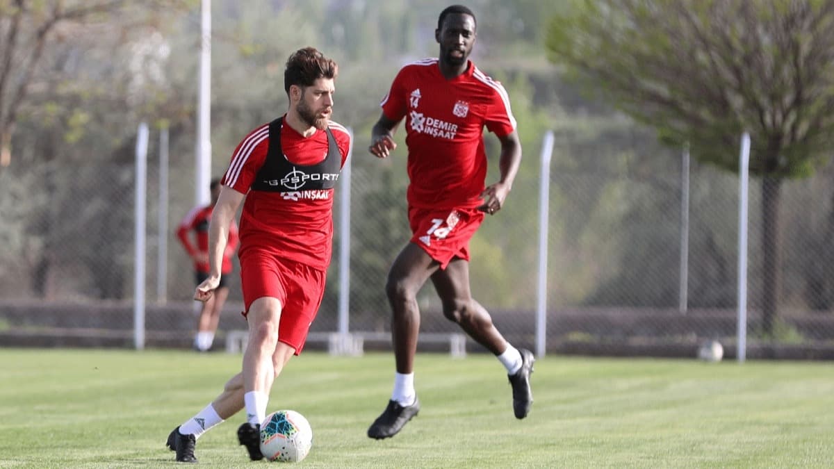 Sivasspor Sper Lig hazrlklarn iki grup halinde srdrd