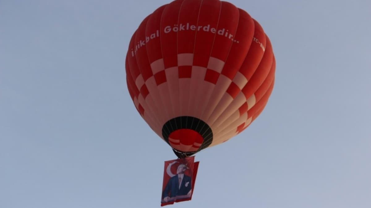 Yerli ve milli scak hava balonu Kapadokya'da Trk bayra ve Atatrk posteriyle utu