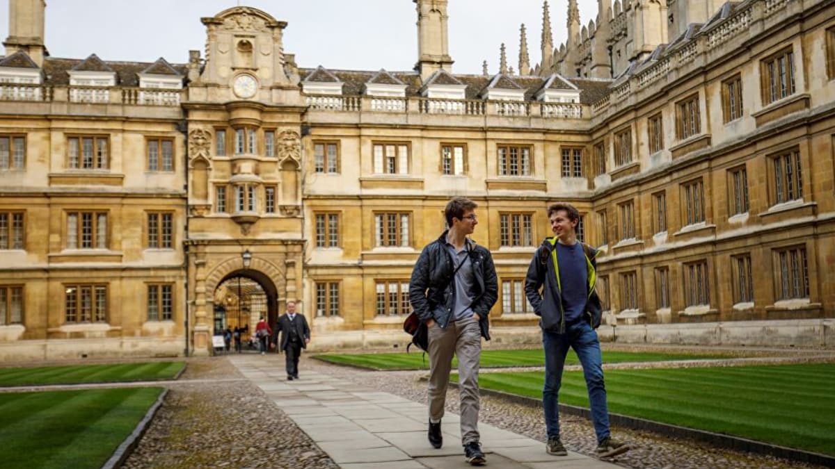 Cambridge �niversitesi gelecek seneyi de kapatt�: Dersler online verilecek