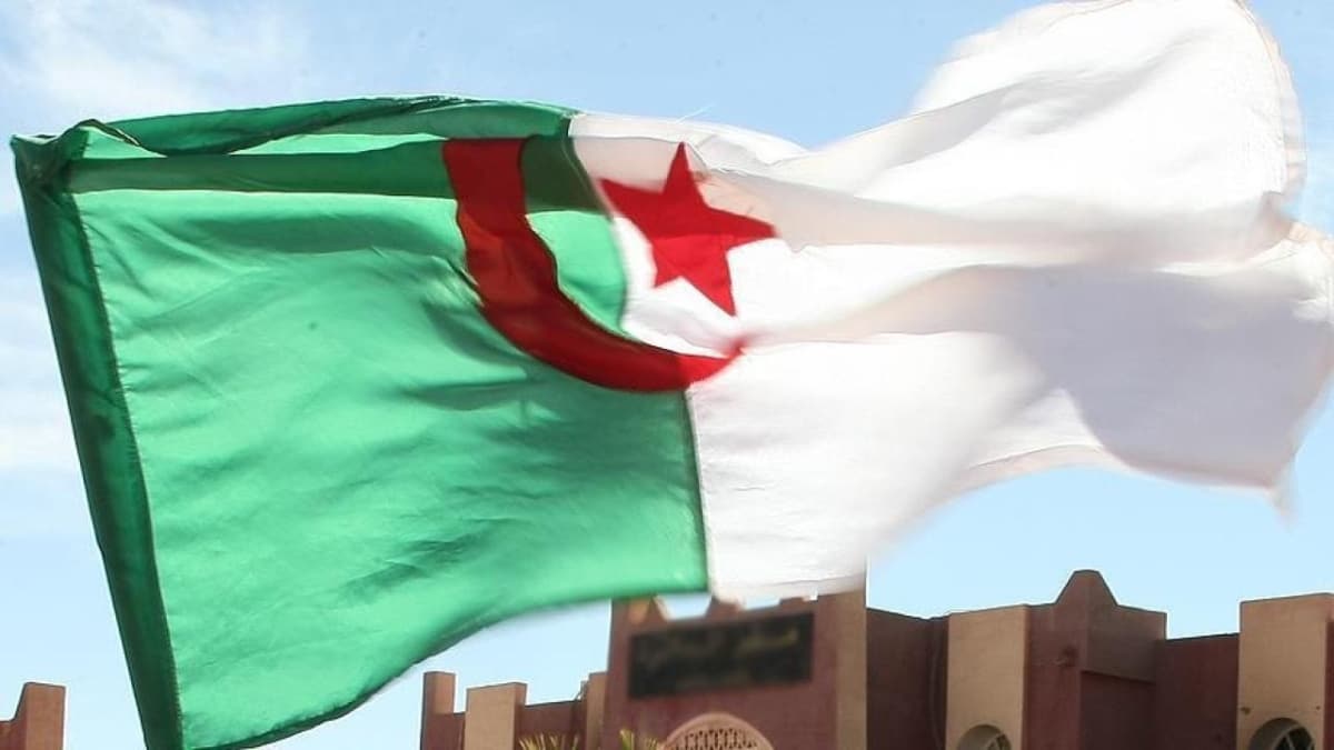 Cezayir'deki Bar Toplumu Hareketi: Hafter'in yenilgileri Cezayir'in karnadr 