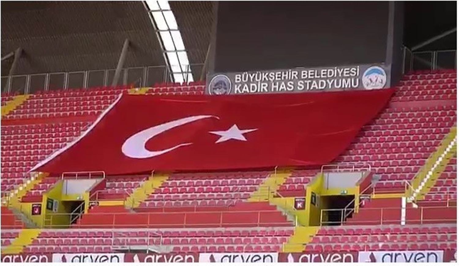 Kadir Has Stad�'nda dev T�rk bayra�� ve �stiklal Mar��