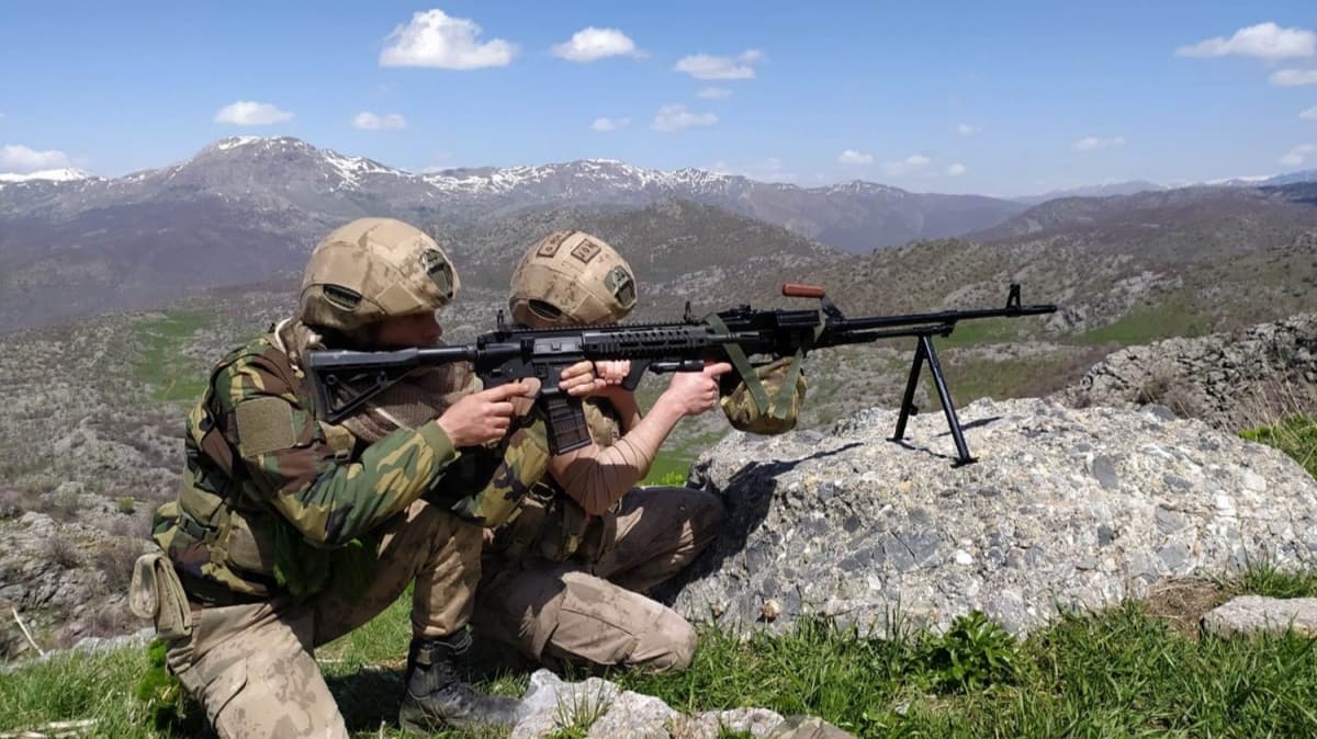 Siirt krsalnda PKK'l terristlere ait silah ve mhimmat ele geirildi