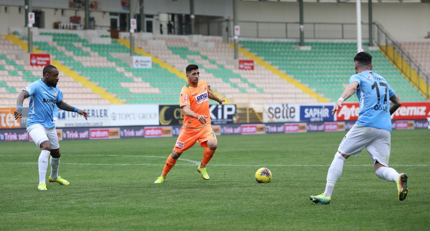 Alanyaspor'un orta saha oyuncular� g�z kama�t�r�yor