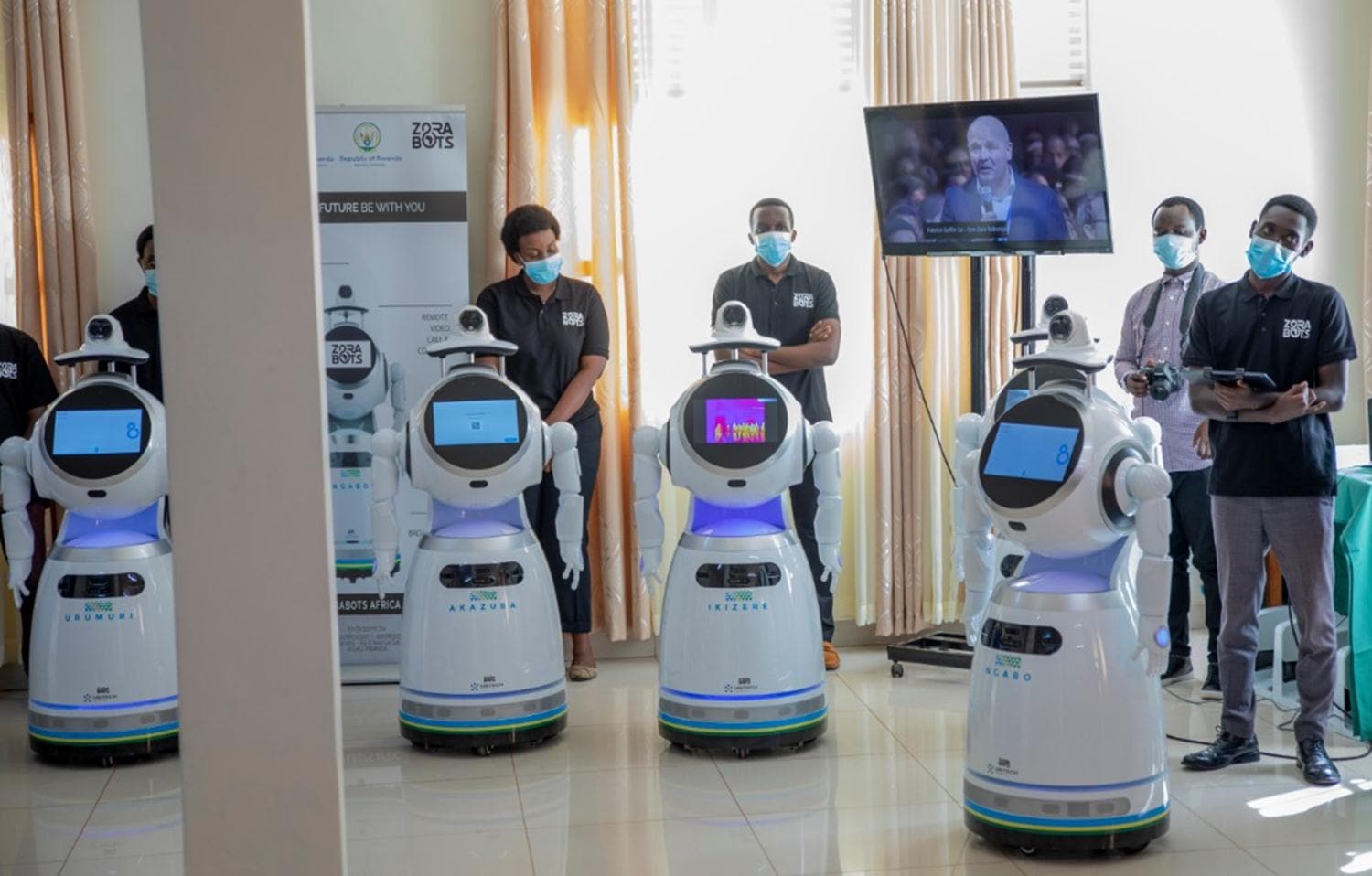 Doktorlar�n giremedi�i yerlere girecekler: Koronavir�se kar�� robotlar devrede