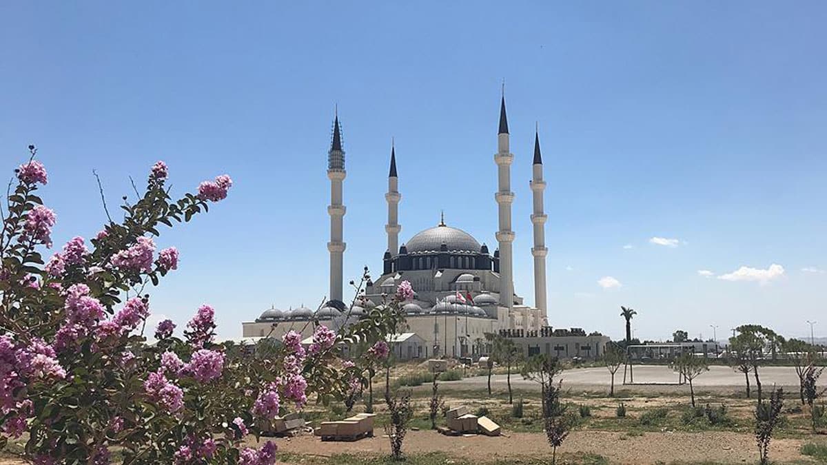 KKTC'de bayram namaz� sosyal mesafeye uygun k�l�nacak