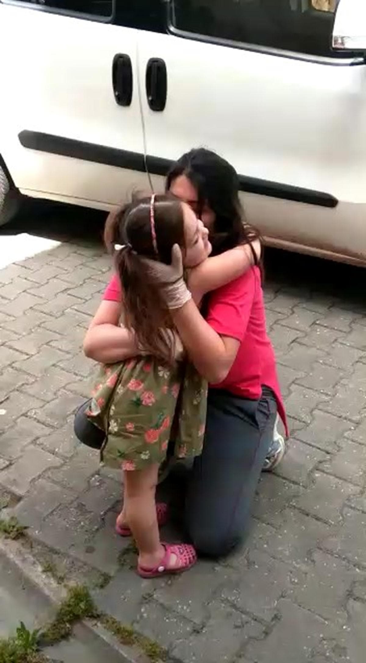 Kovid-19'u yenen kad�n 23 g�n sonra 3.5 ya��ndaki k�z�yla kucakla�t�