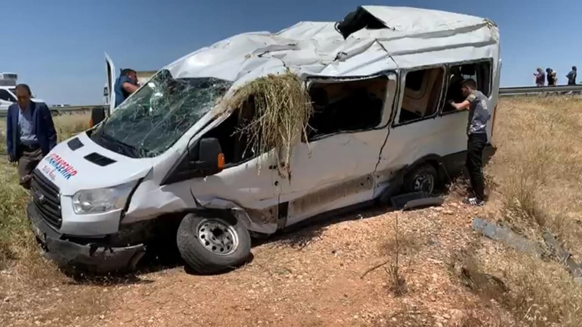 anlurfa'da yolcu minibsnn devrilmesi sonucu 13 kii yaraland 
