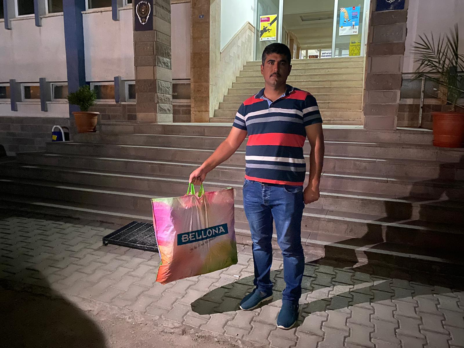 Ceza infaz koruma memuru buldu�u ziynet e�yas� dolu �antay� sahibine teslim etti