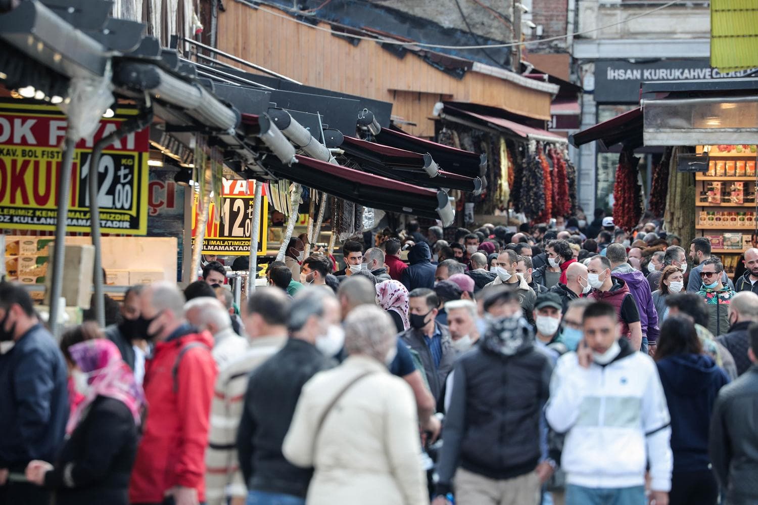 Emin�n�'nde dikkat �eken kalabal�k