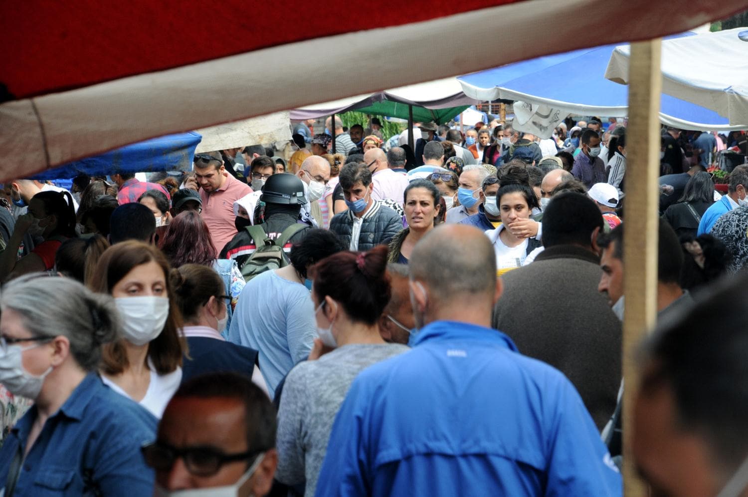 K�s�tlamaya saatler kala Edirne'de vatanda�lar pazara ak�n etti