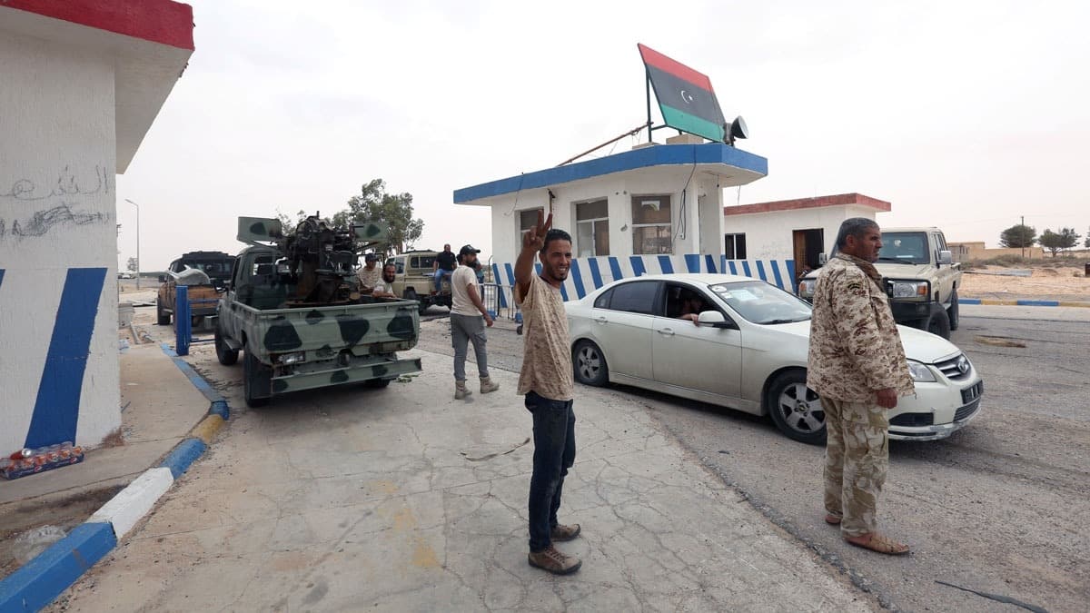 Libya ordusu, 72 saatte  beldeyi milislerden kurtard