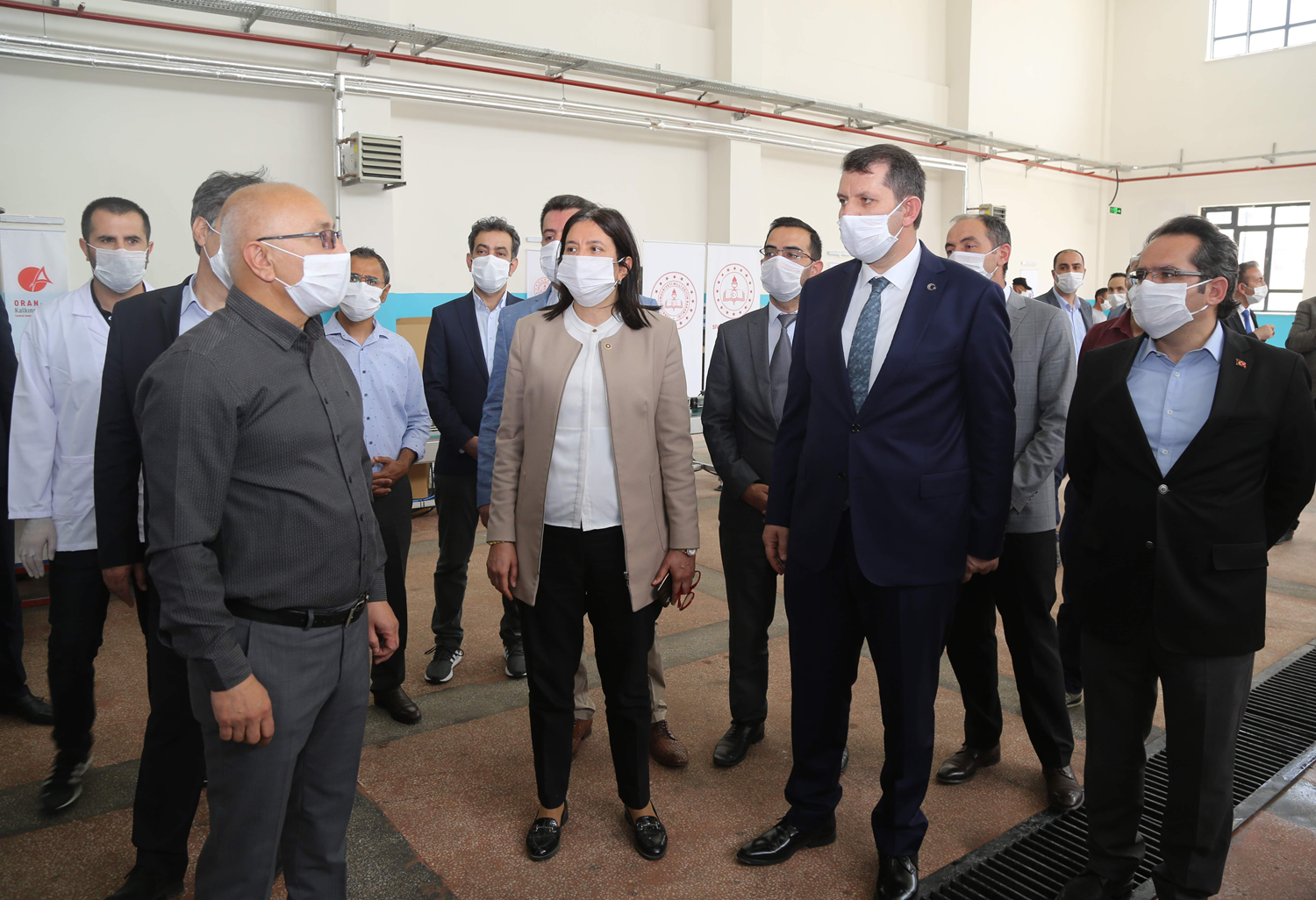 Sivas Meslek ve Teknik Anadolu Lisesi dezenfektan �retimi i�in harekete ge�ti