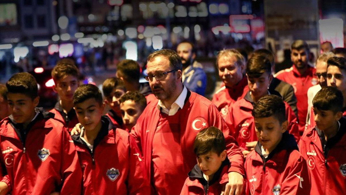 Bakan Kasapo�lu, A Milli Futbol Tak�m� formas�n� 1000 ki�iye hediye edecek