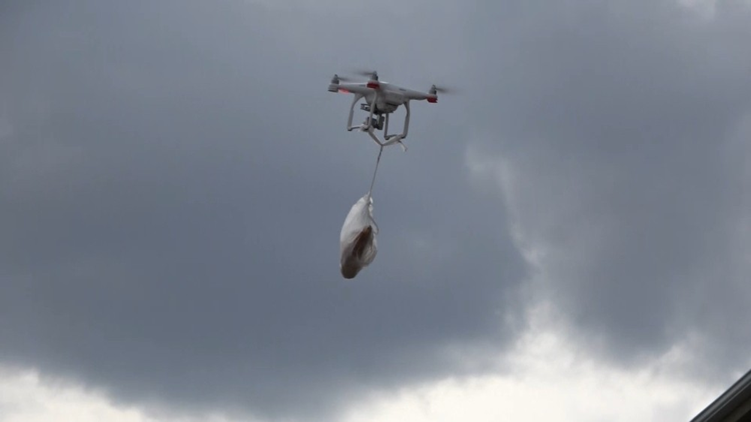 Ekme�ini bakkaldan drone ile ald�