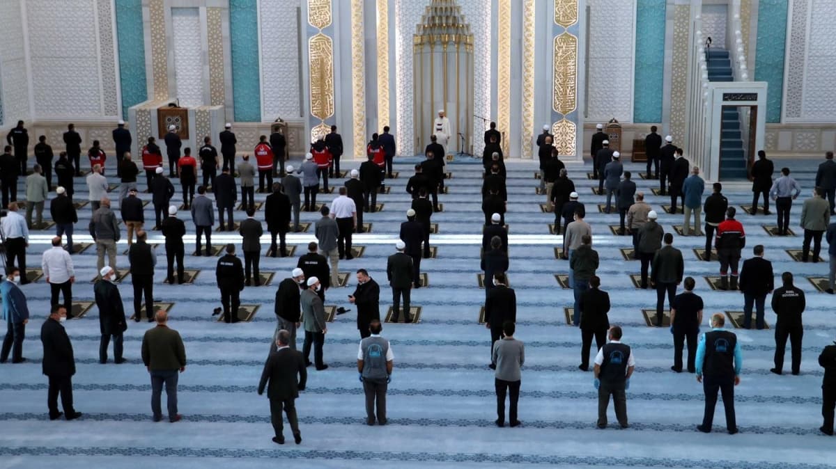 Ankara'da, bayram namaz kstl sayda cemaatle klnd