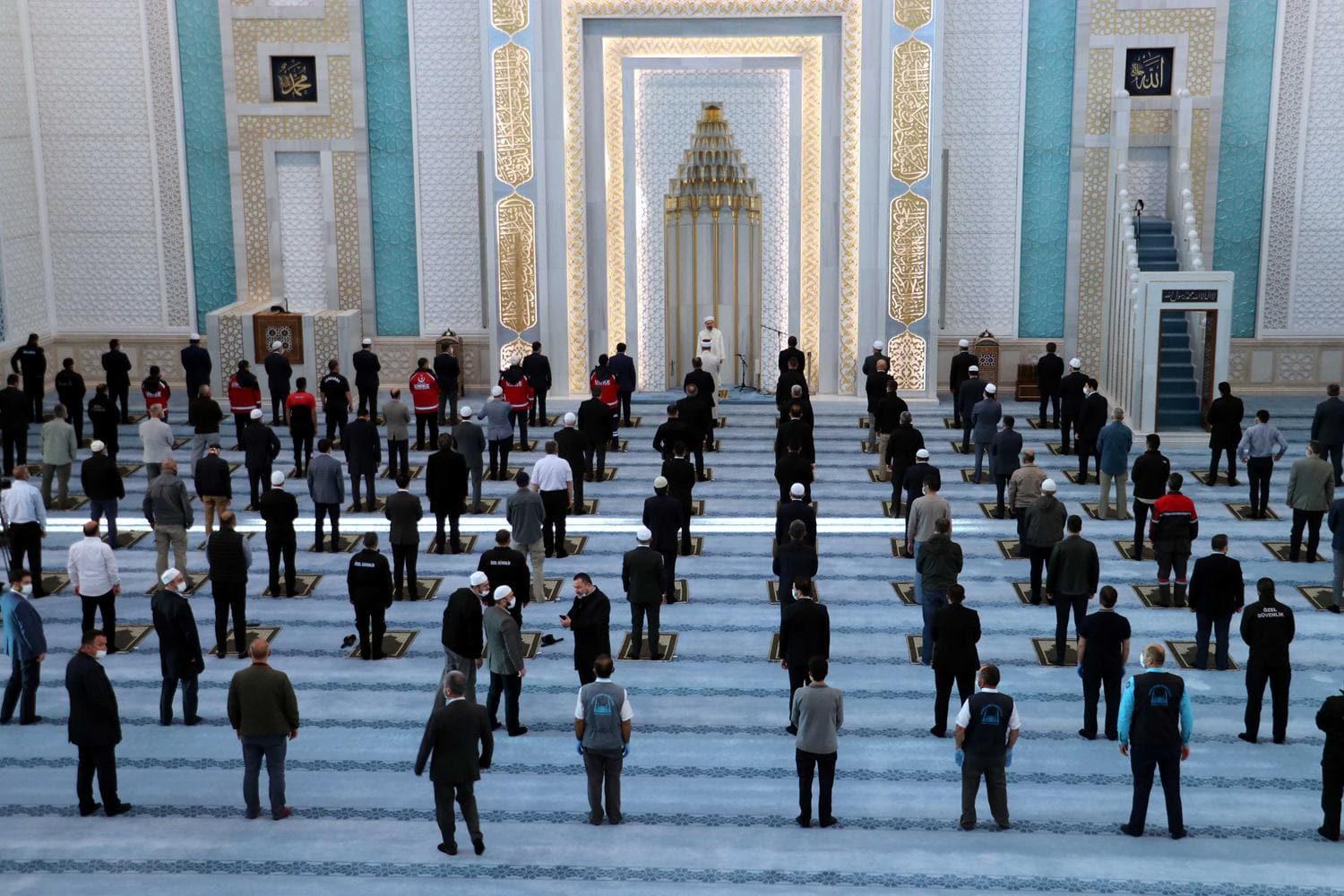 Ankara'da, bayram namaz� k�s�tl� say�da cemaatle k�l�nd�