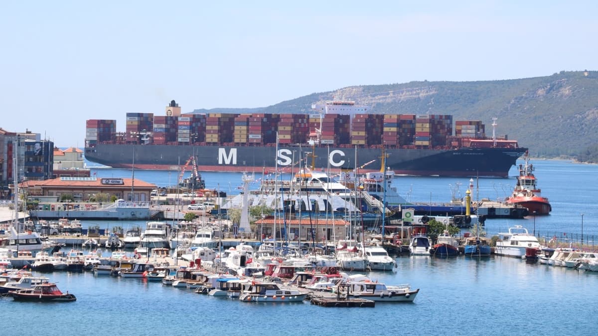 Dev konteyner gemisi ''MSC Hamburg'' anakkale Boaz'ndan geti 