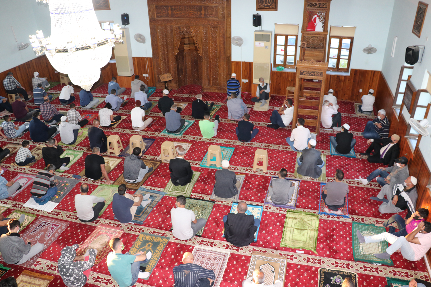 KKTC'de Ramazan Bayram� namaz� sosyal mesafeye uygun k�l�nd�