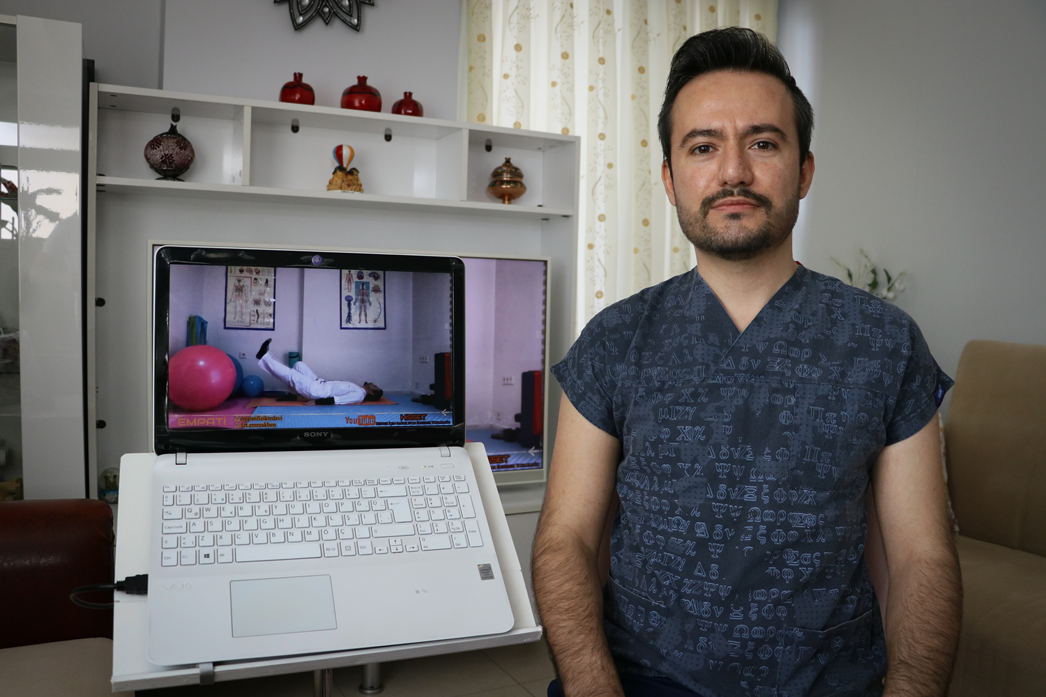 Koronavir�s s�recinde fizik tedavi hastalar�na 'online' destek sa�l�yor