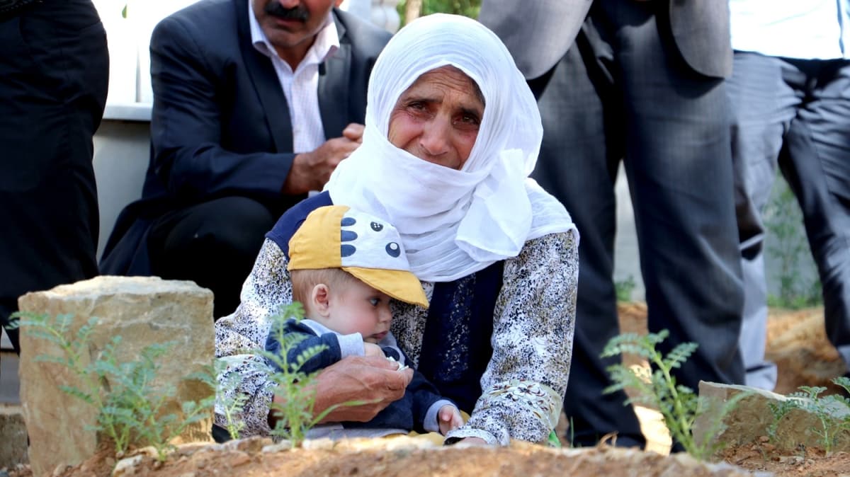 PKK'l terristlerin hain saldrs sonucu sevdiklerini kaybeden ailelerin buruk bayram 