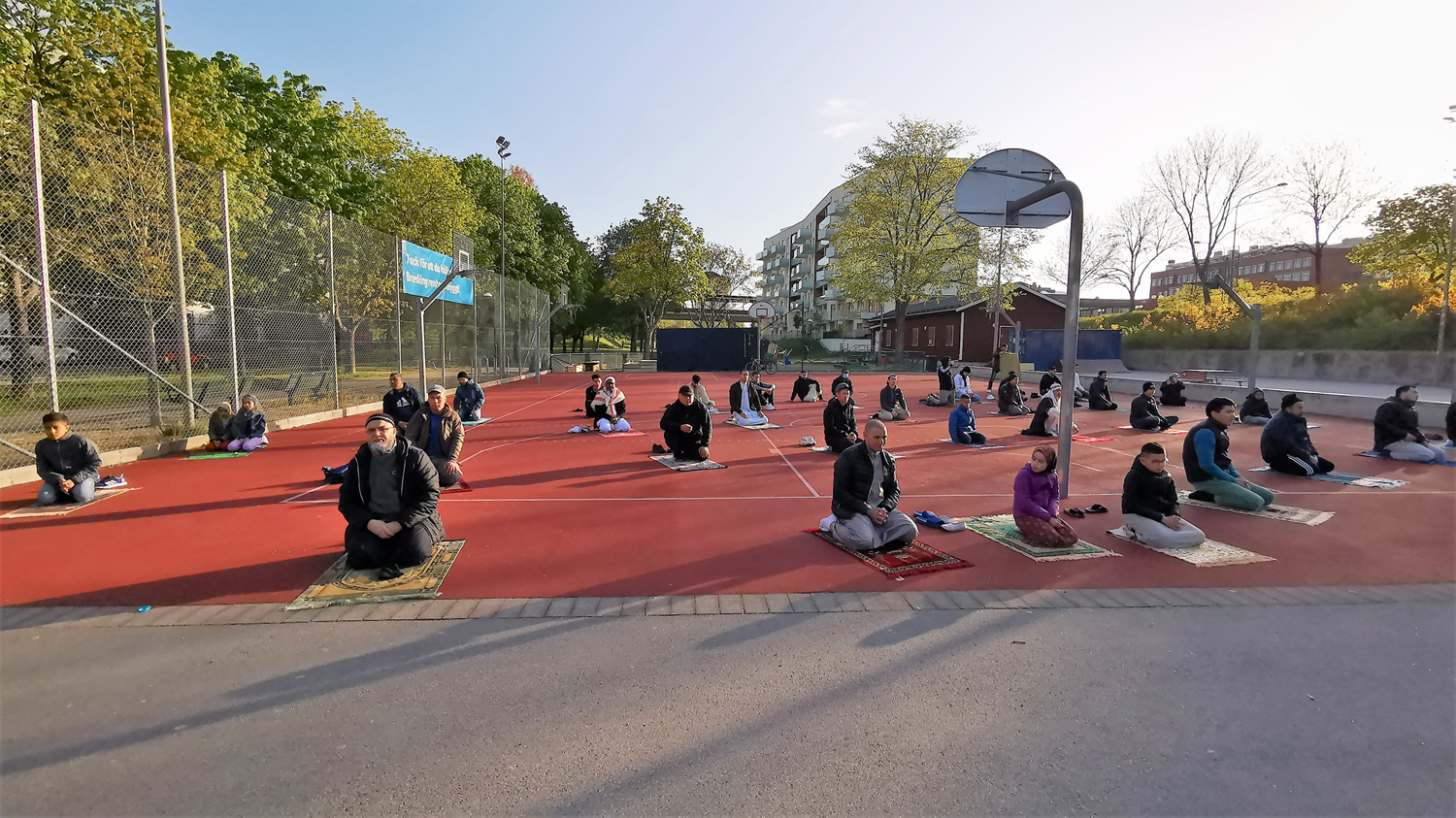 Stockholm'de bayram namaz� futbol sahas�nda k�l�nd�