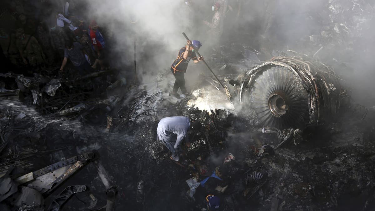 Teknik arza m? Pilot hatas m? Pakistan'daki uak kazasna ilikin ilk detaylar