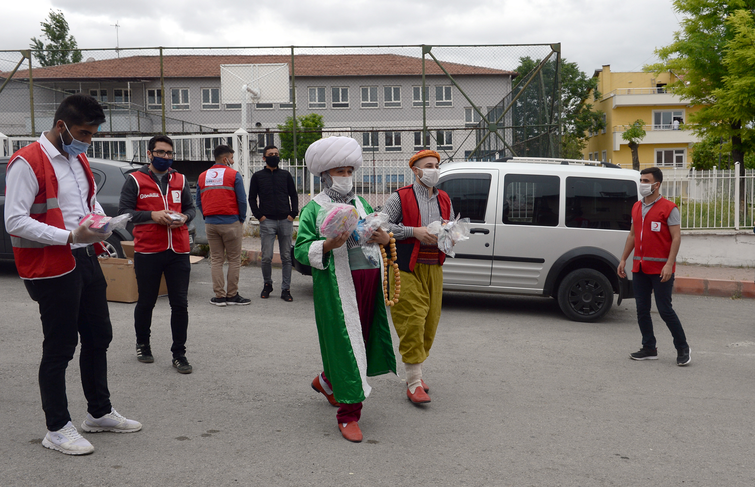 T�rk K�z�lay'�n 'Nasreddin Hoca' ve 'Kelo�lan' s�rprizi �ocuklar�n y�z�n� g�ld�rd�