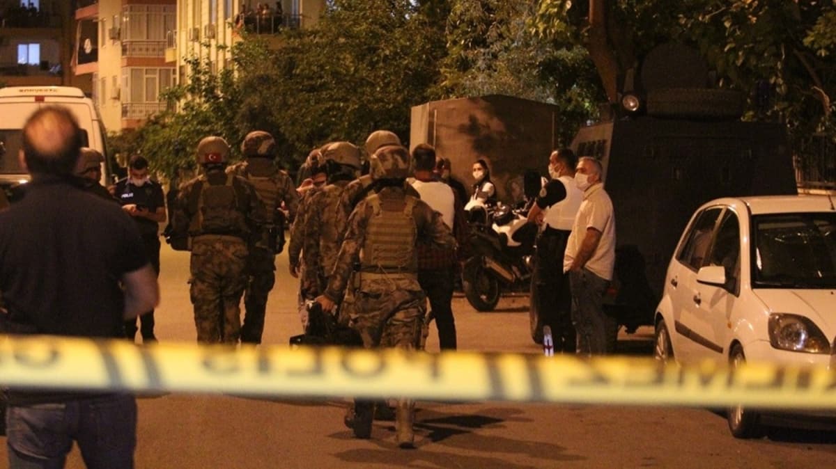 Antalya'da evin odasna kendisini kilitleyen silahl kii, polis ekiplerince ikna edildi