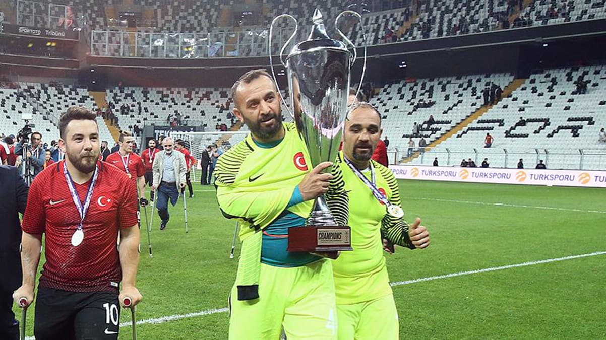 Milli kaleci evde form tutuyor