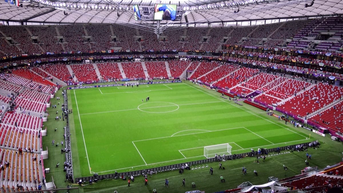 Polonya Futbol Federasyonu seyircili oynamak iin hkmete bavuruda bulundu