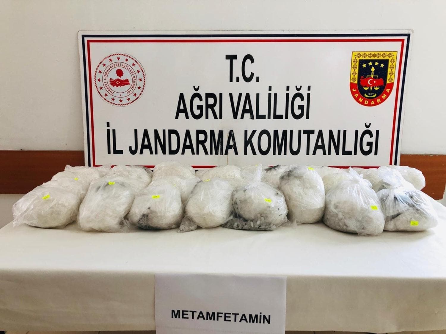 T�rkiye-�ran s�n�r�nda 6 milyon 380 bin lira de�erinde uyu�turucu ele ge�irildi
