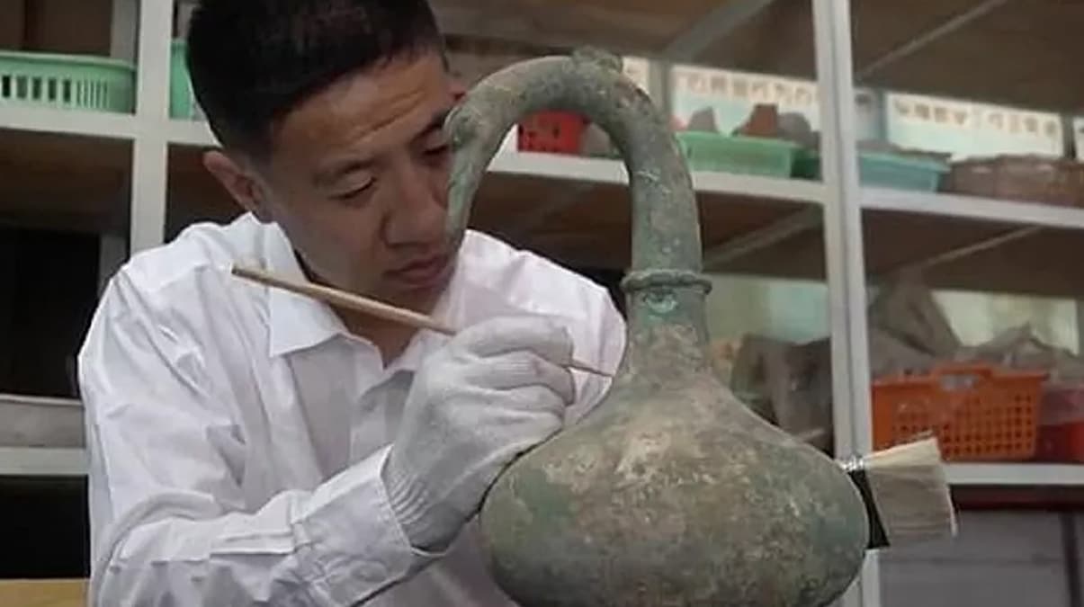 Ola�an�st� ke�if! Bu kapta 2 bin y�ll�k s�v� bulundu