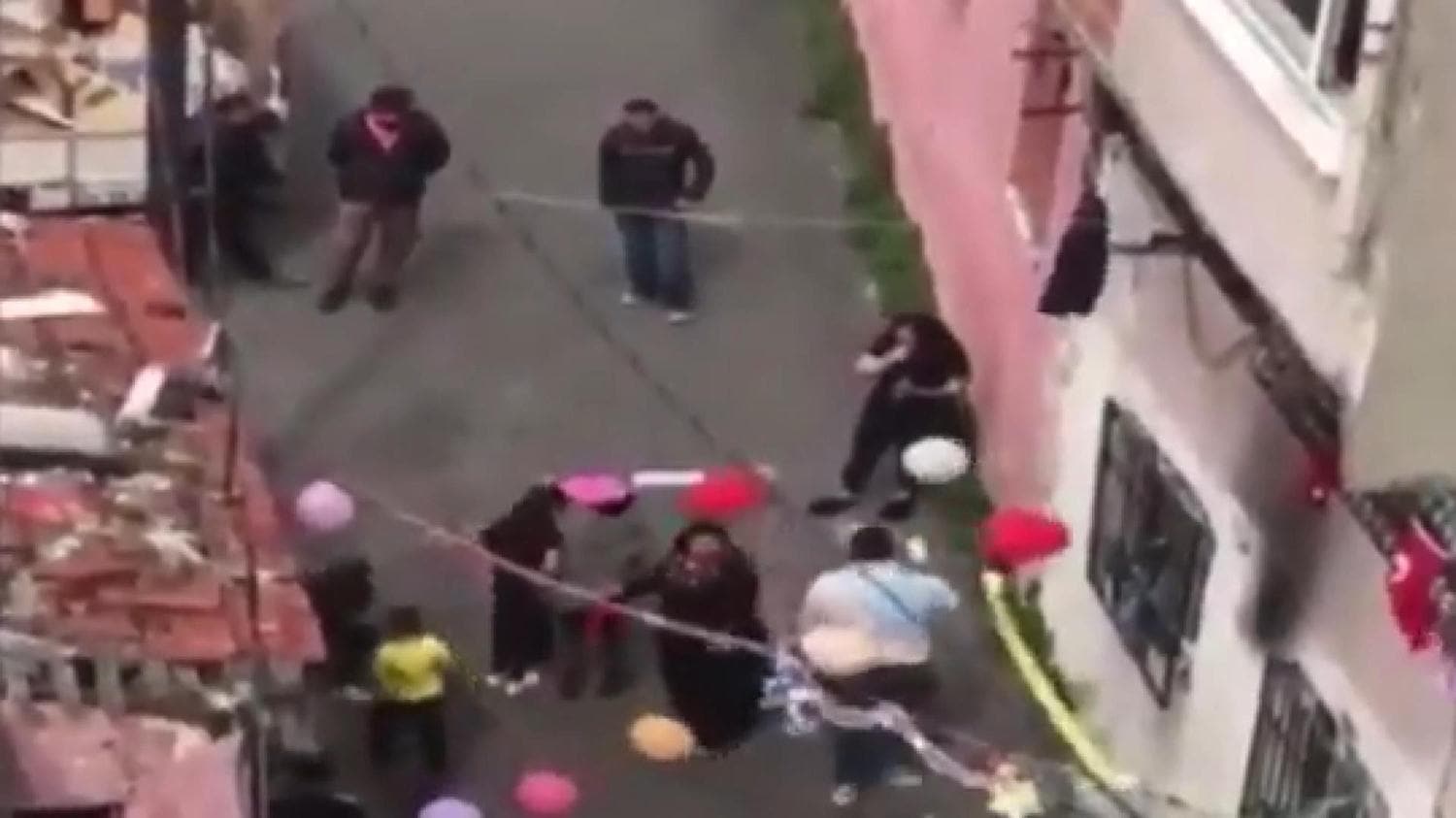 �i�li'de sokakta do�um g�n� partisi; polis gelince ka���t�lar