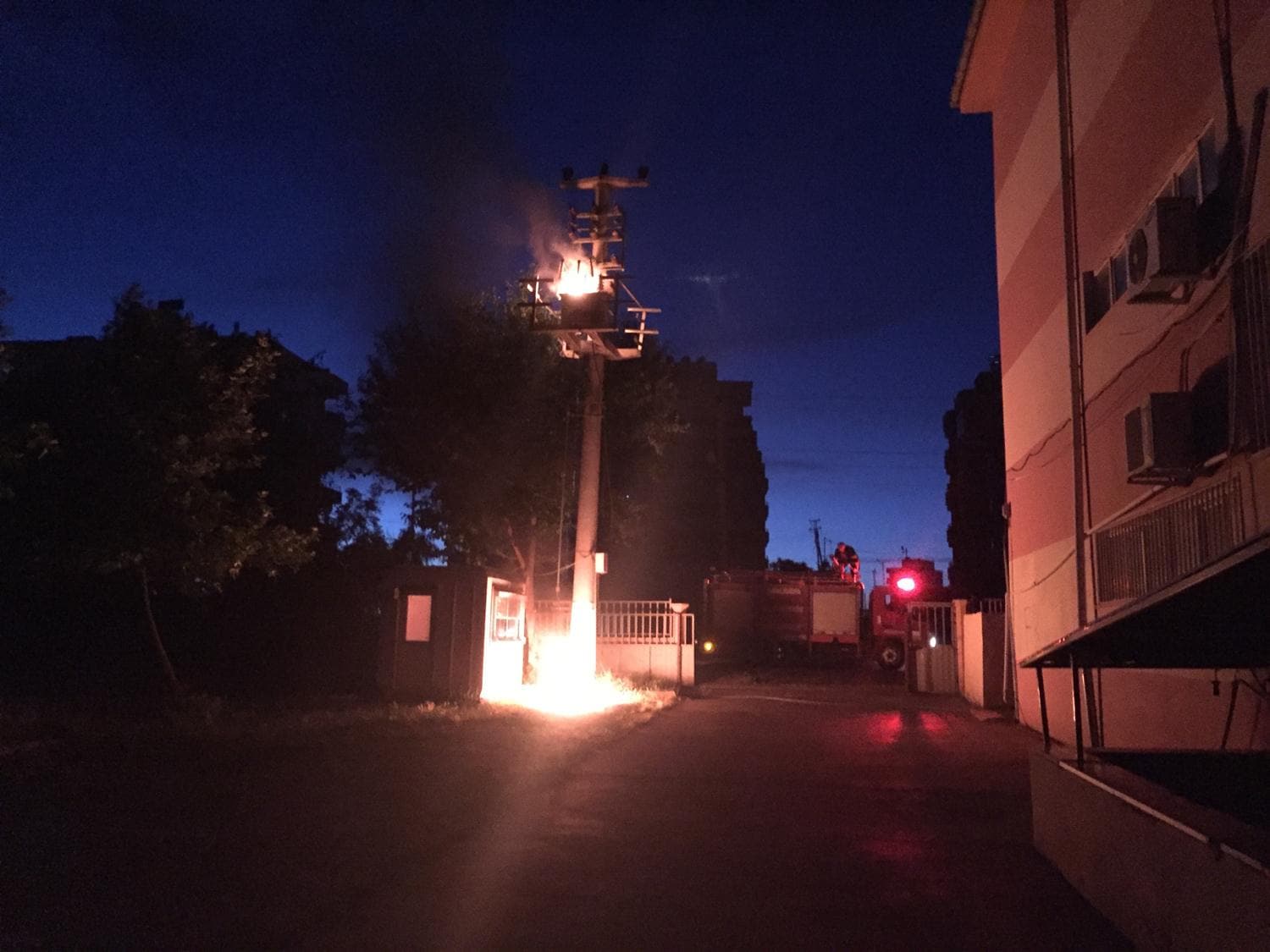 Siverek'te yanan trafo mahallede korkuya neden oldu