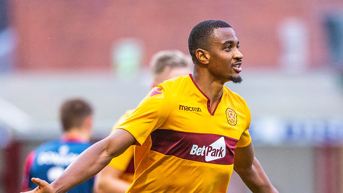 23 ya��ndaki futbolcu evinde �l� bulundu