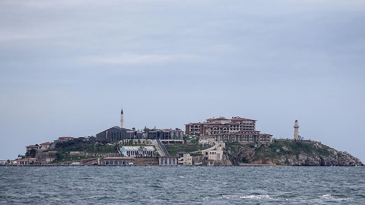 �smi 'yass�', nam� 'yasl�' ada, Demokrasi ve �zg�rl�kler Adas� olarak yeniden do�uyor