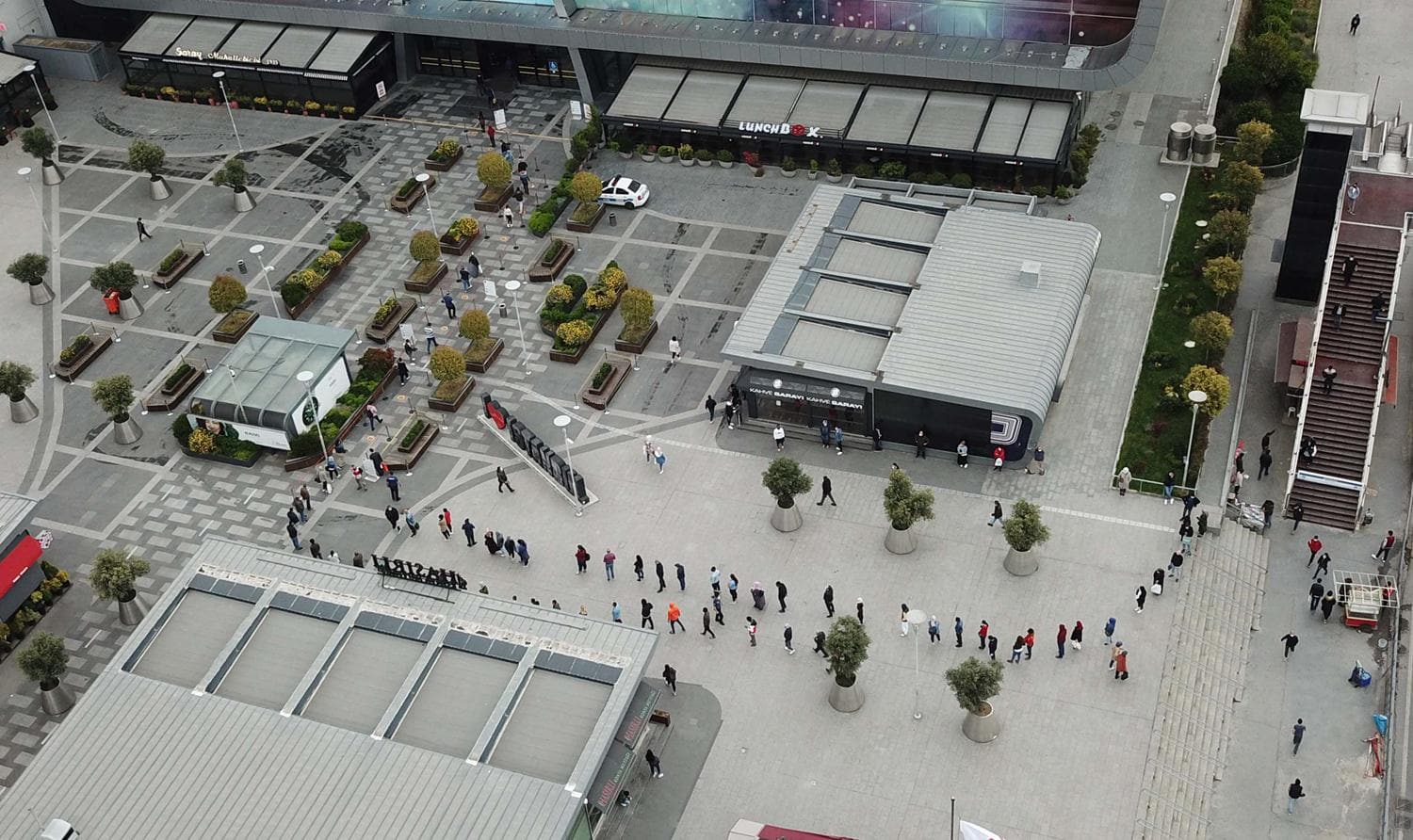 K�s�tlama sonras� AVM'lerde kuyruk olu�tu