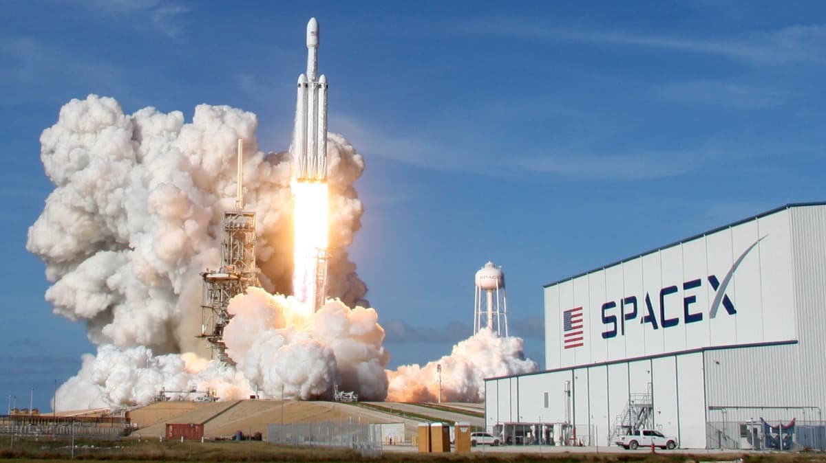 SpaceX'in ilk insanl uzay mekii denemesi hava koullar nedeniyle ertelendi 