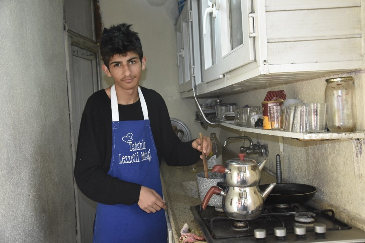 17 ya��ndaki Taha, k�y evinde yapt��� yemeklerle sosyal medya fenomeni haline geldi
