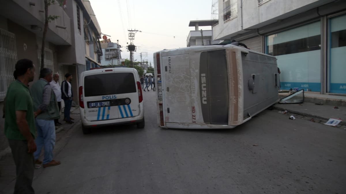 Adana'da tarm iilerini tayan servis aralar arpt: 12 yaral