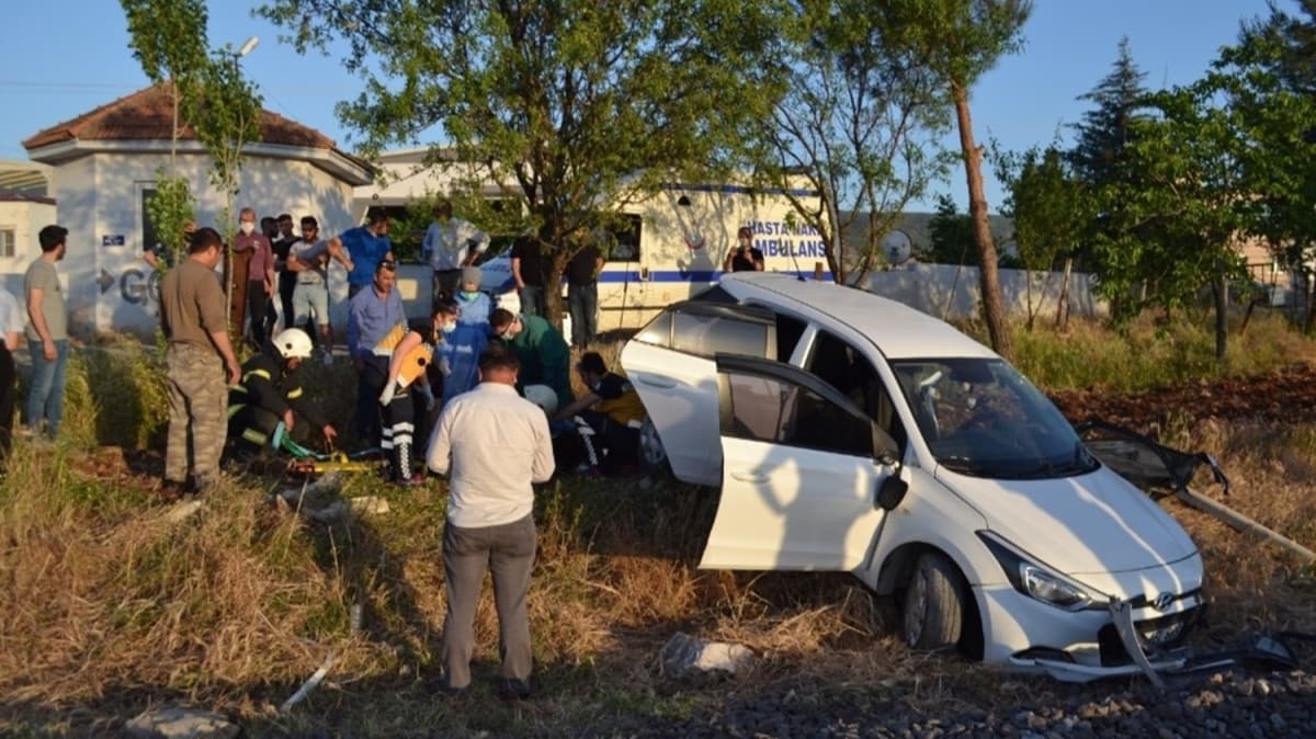 Kahramanmara'ta otomobilin yk trenine arpmas sonucu 2 kii yaraland 