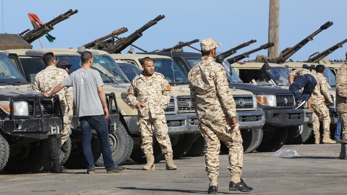 Libya ordusu bakent Trablus'un gneyindeki Ayn Zara'da kontrol salad