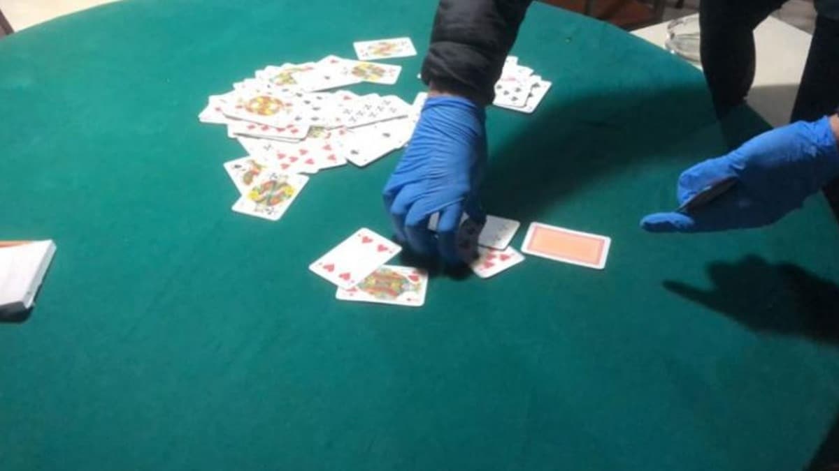 Mula'da inaat halindeki evde kumar oynayan 8 kiiye 35 bin 240 lira ceza