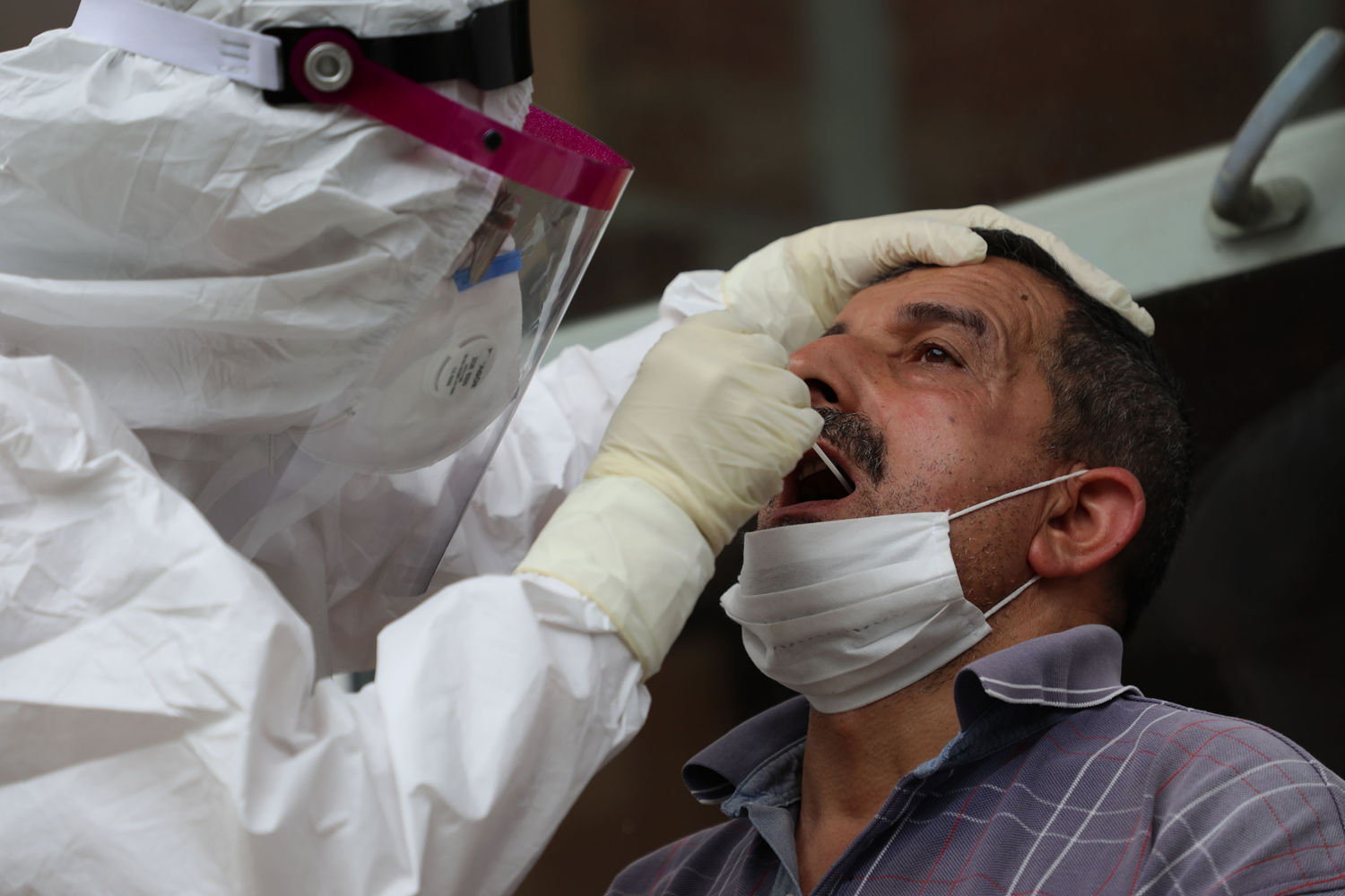 Rize'ye gelen �ay �reticilerine koronavir�s tedbirleri kapsam�nda test yap�l�yor