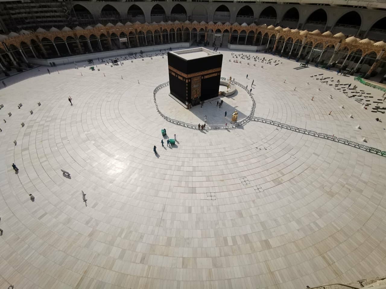 Suudi Arabistan, umre ve Mescid-i Haram'a ziyaret yasa��n�n devam edece�ini a��klad�